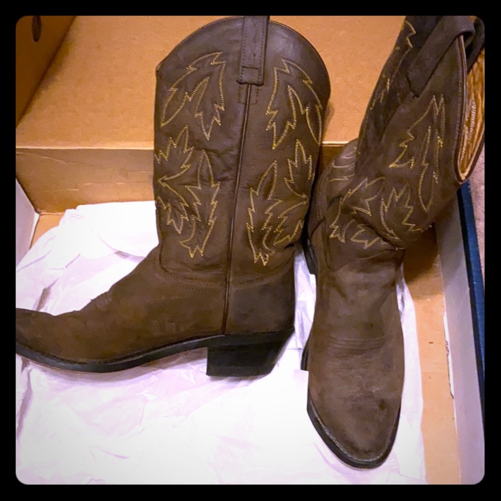 Size 10 D Cowgirl Boots